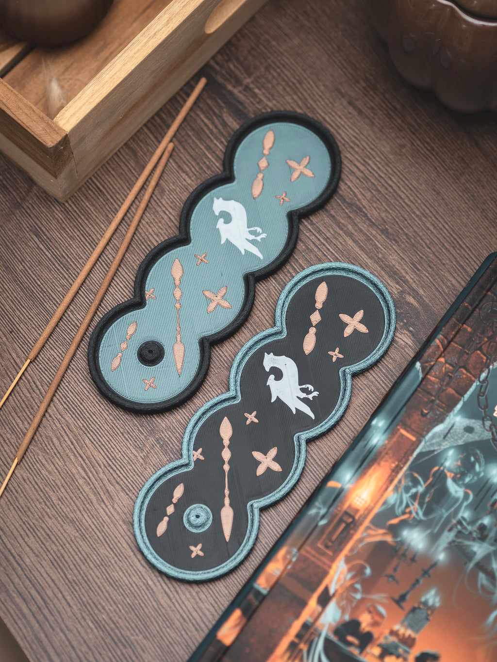 Räucherstäbchen Halter Chamber of Secrets | 16 cm - schwarz kupferbraun kobaltblau weiß