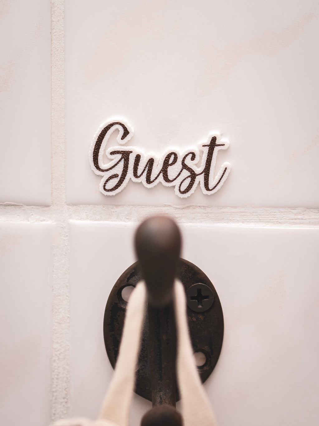 Guest | Gästeschild zum aufhängen oder kleben | in 6 Farben | in 2 Sprachen
