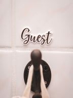 Guest | Gästeschild zum aufhängen oder kleben | in 6 Farben | in 2 Sprachen