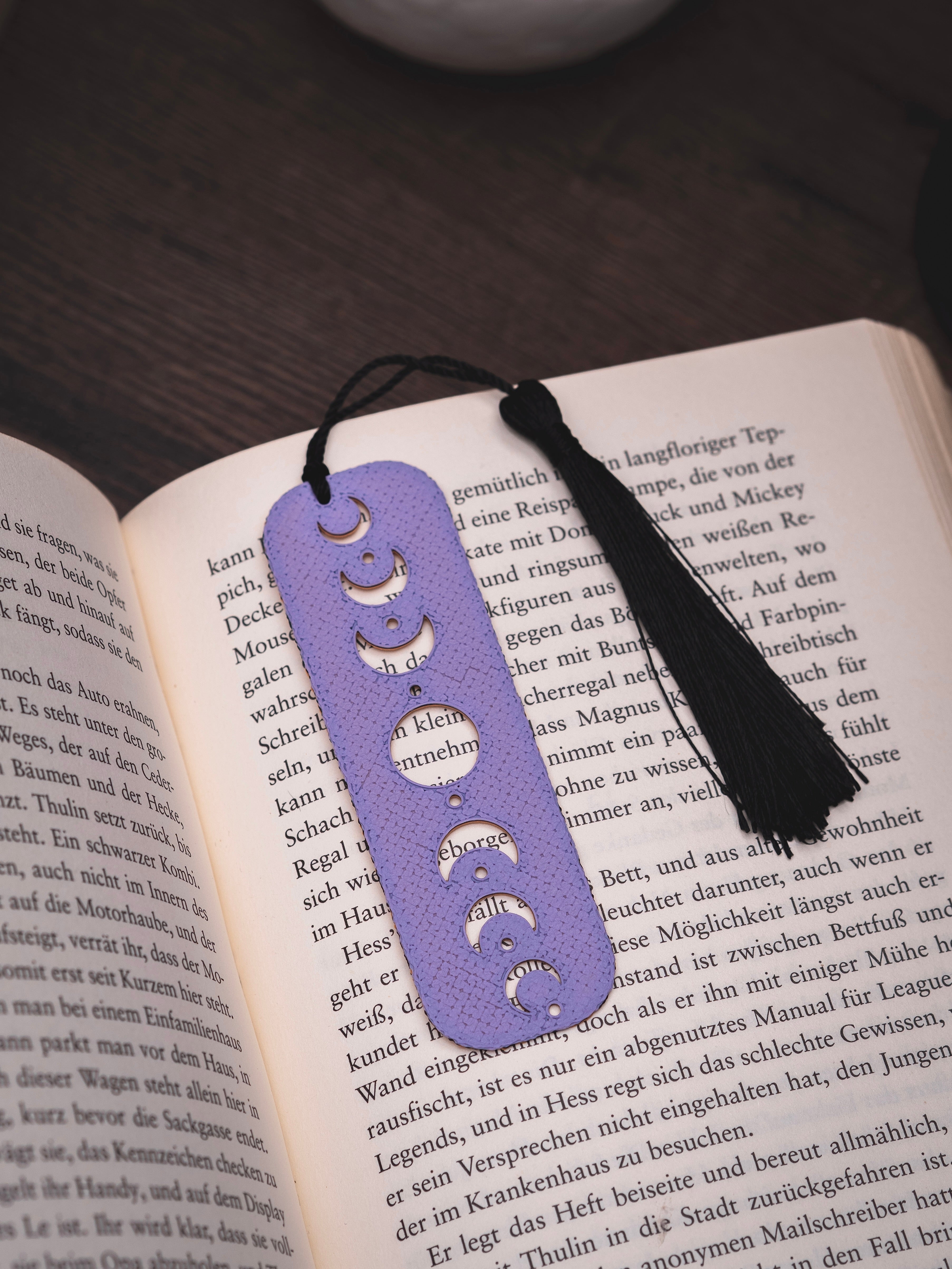 Lesezeichen Mondphasen zweifarbig mit Quaste | verschiedene Farben