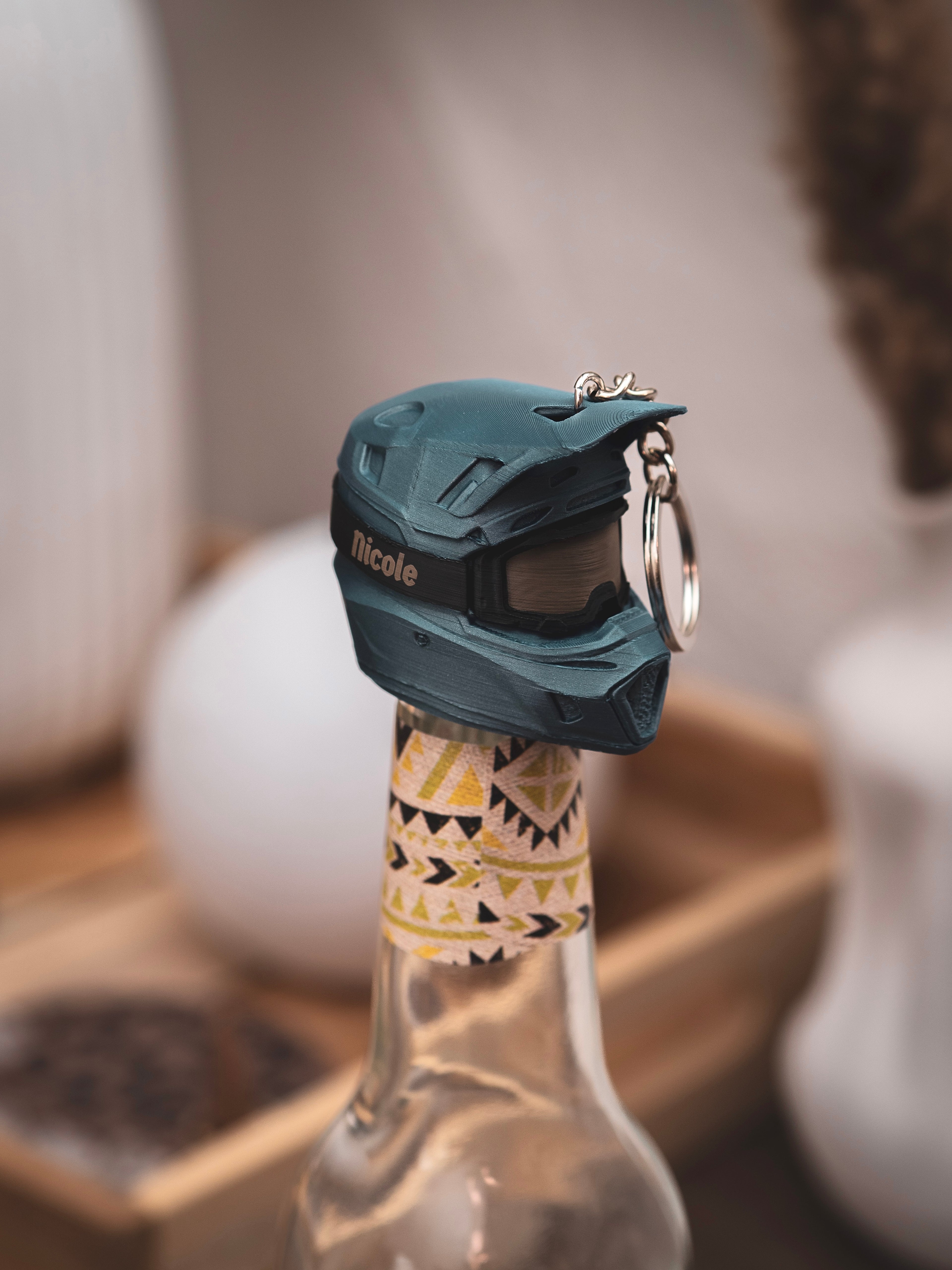 Flaschendeckel Motorradhelm für Bier, Limo & kl. Sektflaschen mit schwarzer Brille | Helm in verschiedenen Farben & personalisierbar | mit Schlüsselring