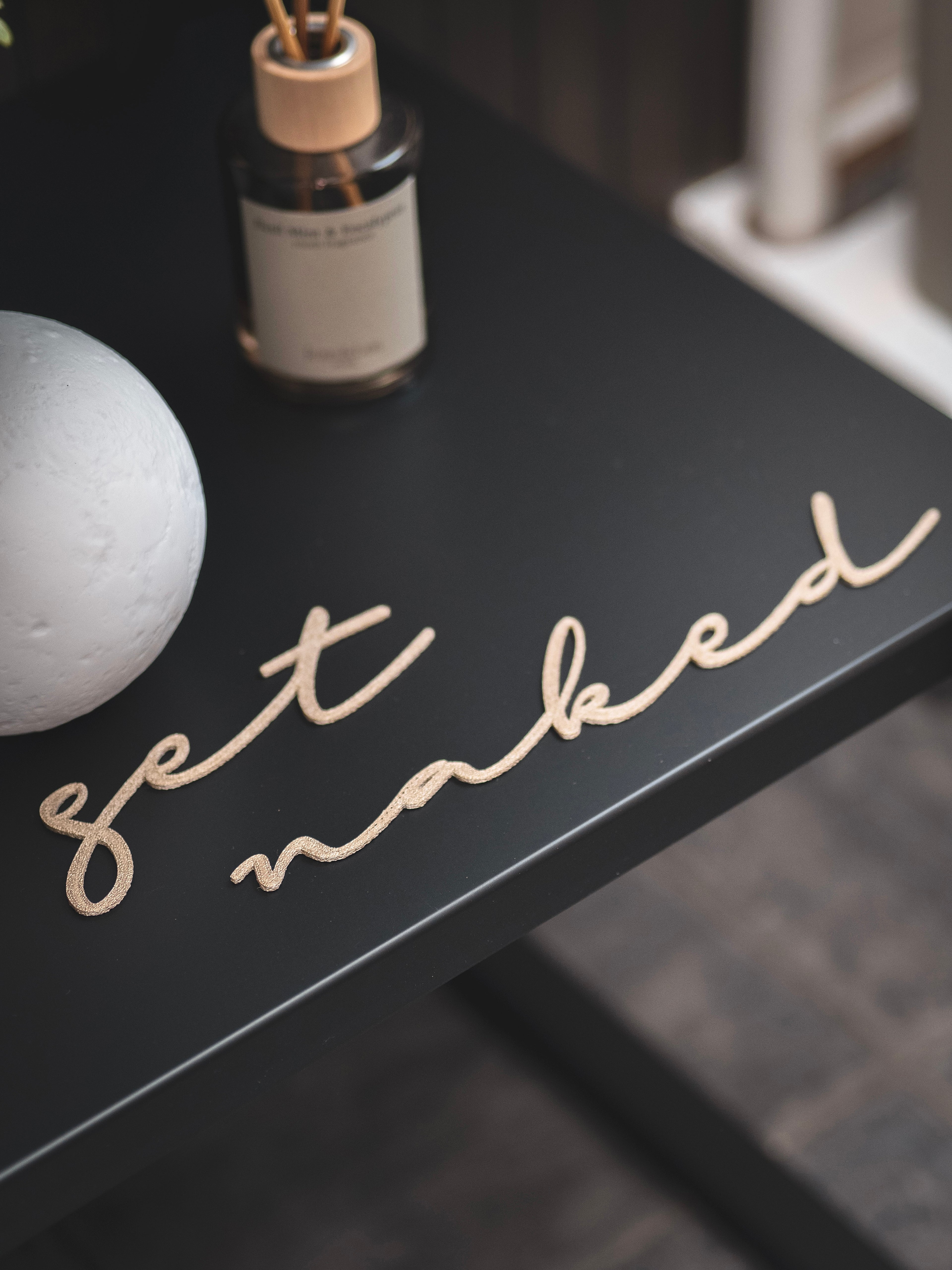 "get naked" Schild zum kleben | in verschiedenen Farben und 2 Größen